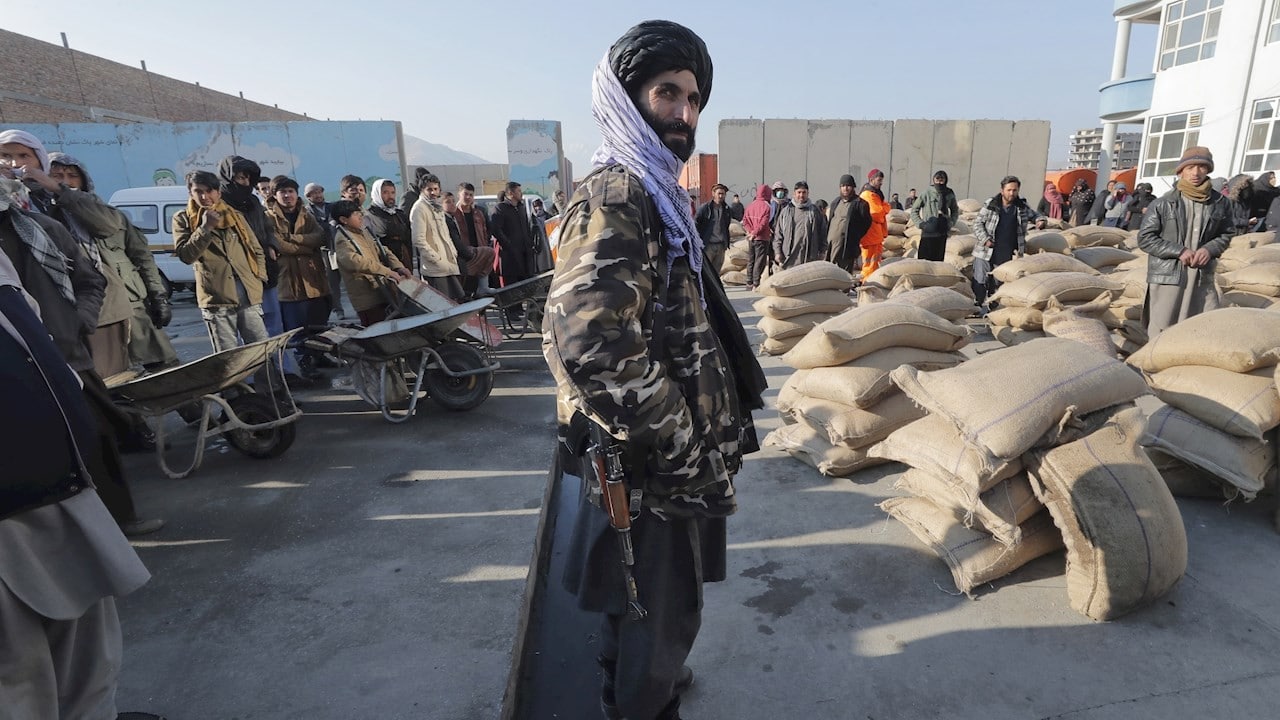 Talibanes vuelven a entregar pasaportes en Afganistán