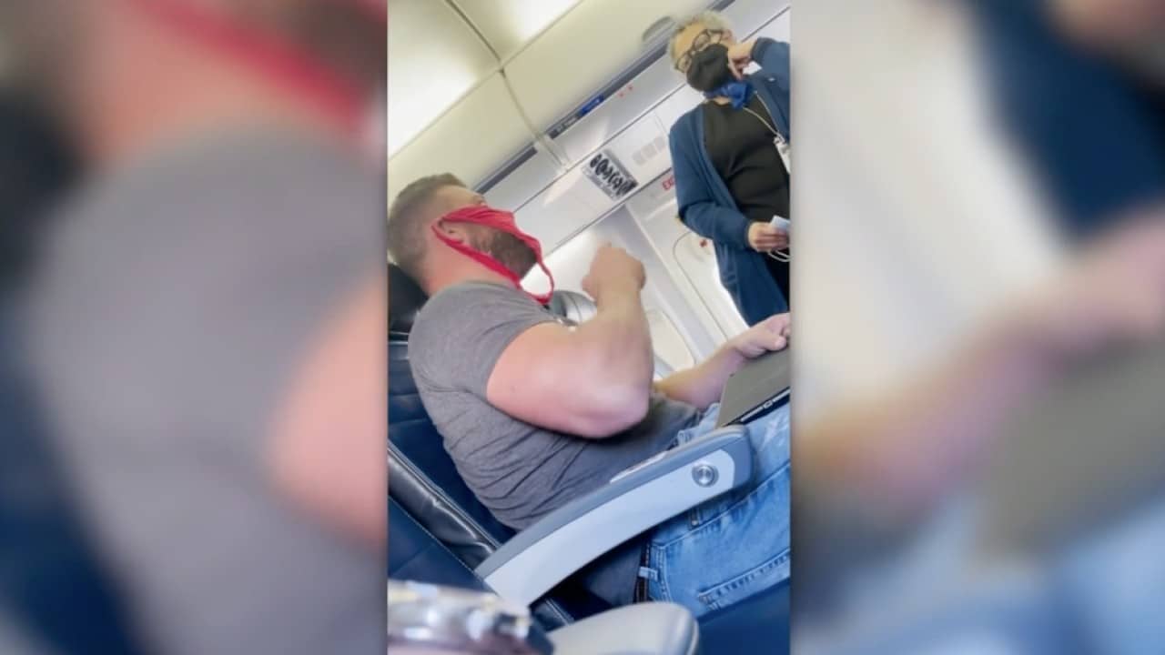 Bajan a pasajero de avión por usar tanga roja de encaje en lugar de cubrebocas