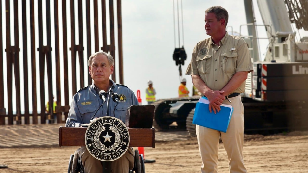 Texas comienza la construcción de su propio muro fronterizo con México