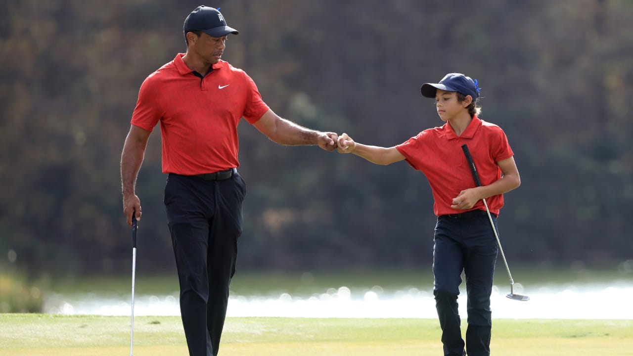 Tiger Woods al golf en PNC Championship después de su accidente