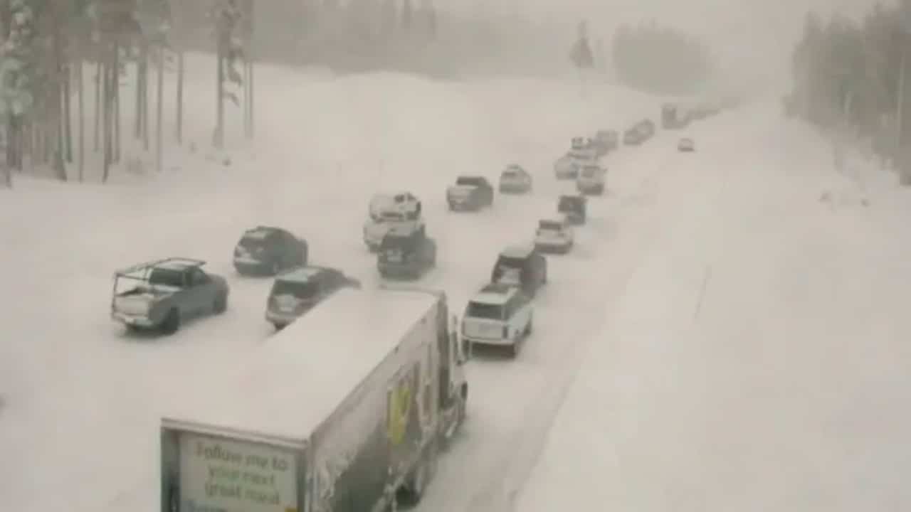 Tormentas de nieve afectan carreteras en California y Nevada