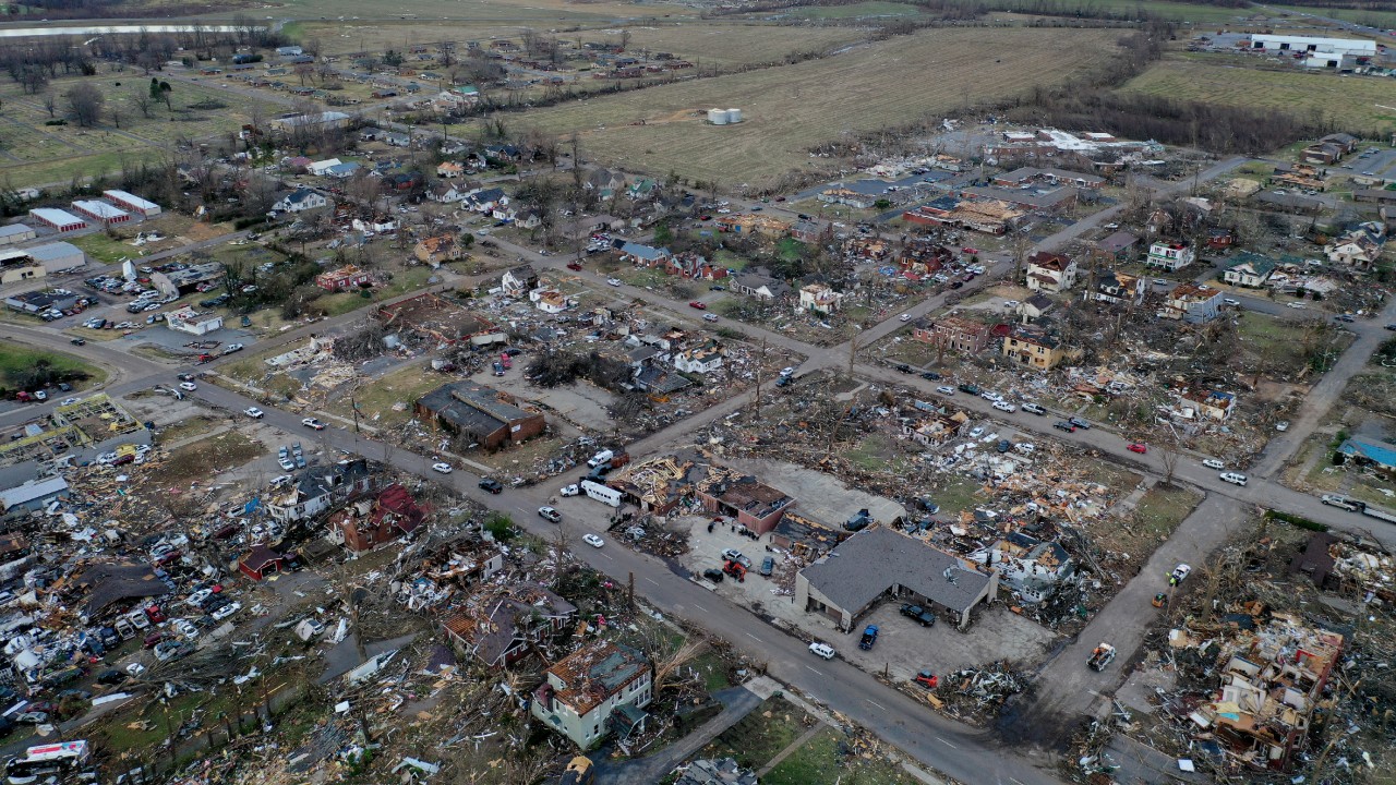 Enjambre de tornados en seis estados de EEUU mata a 100 personas en Kentucky