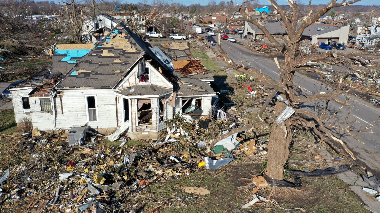 Joe Biden inspecciona estragados causados en Kentucky por tornado