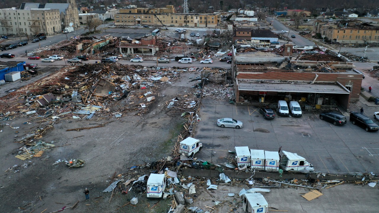 Buscan a sobrevivientes en fábrica de EEUU arrasada por tornados; laboraban más de 100 personas