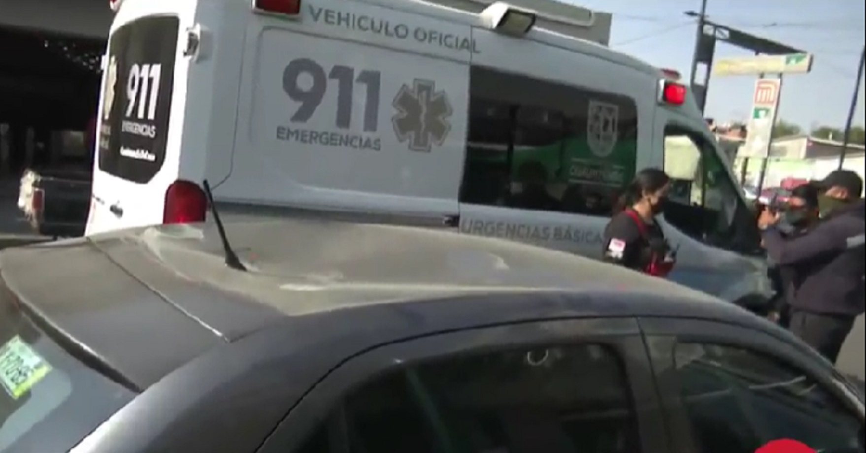 Trabajador cae de poste afuera del Metro Guerrero