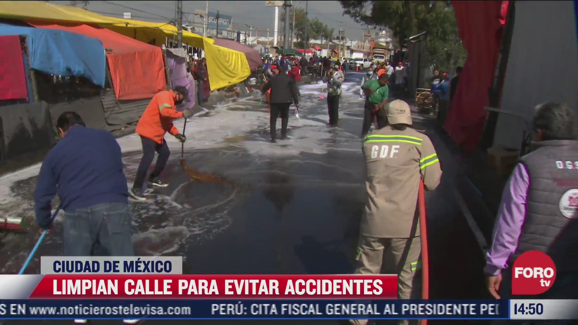tras accidentes de motociclistas limpian calle en la alcaldia iztacalco