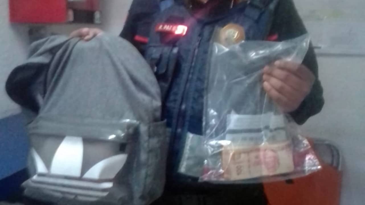 Usuario del Metro de CDMX entrega mochila perdida con 10 mil pesos en efectivo