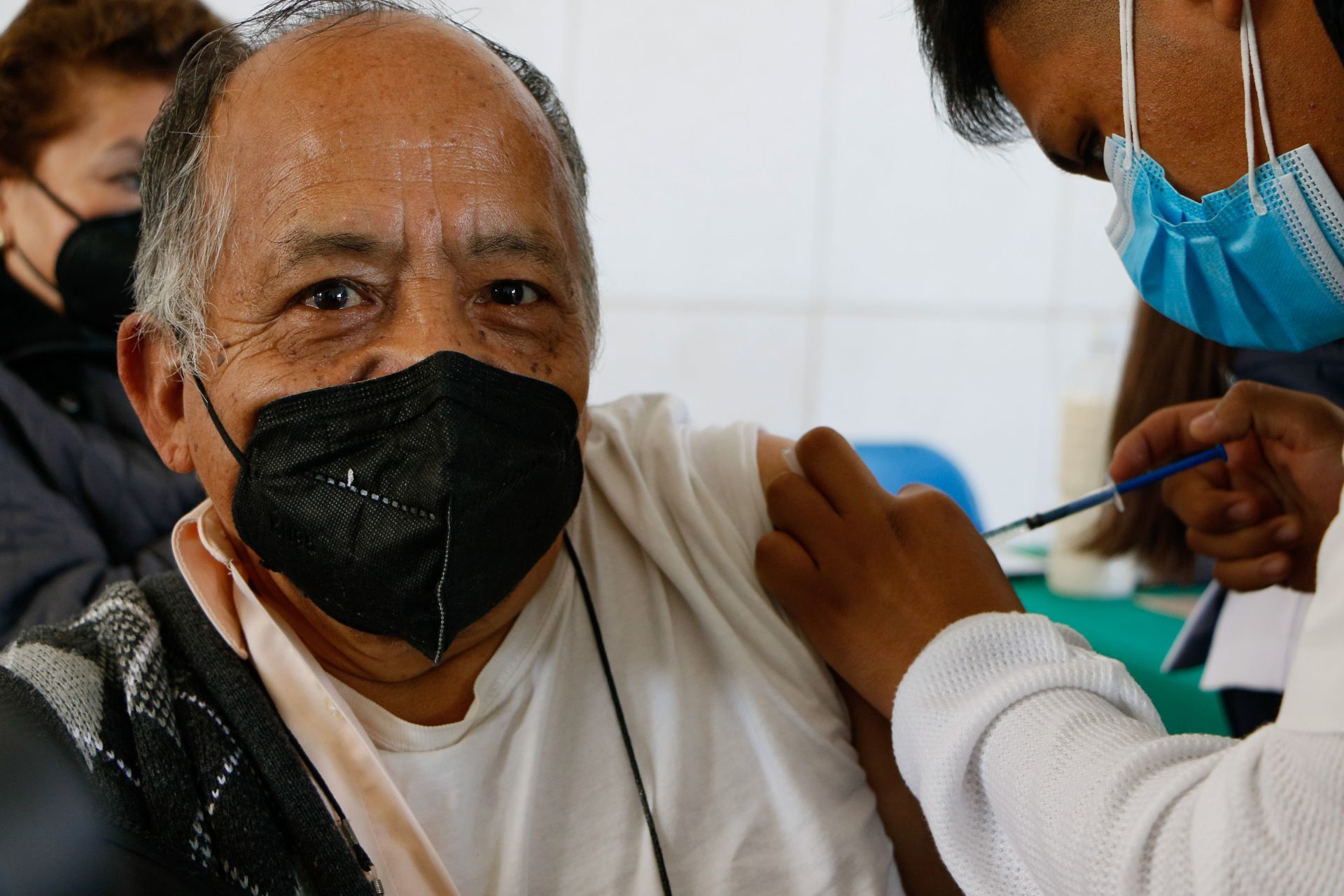 Continúa el reforzamiento de la vacuna contra el Covid-19 a adultos mayores en la alcaldía Coyoacán.