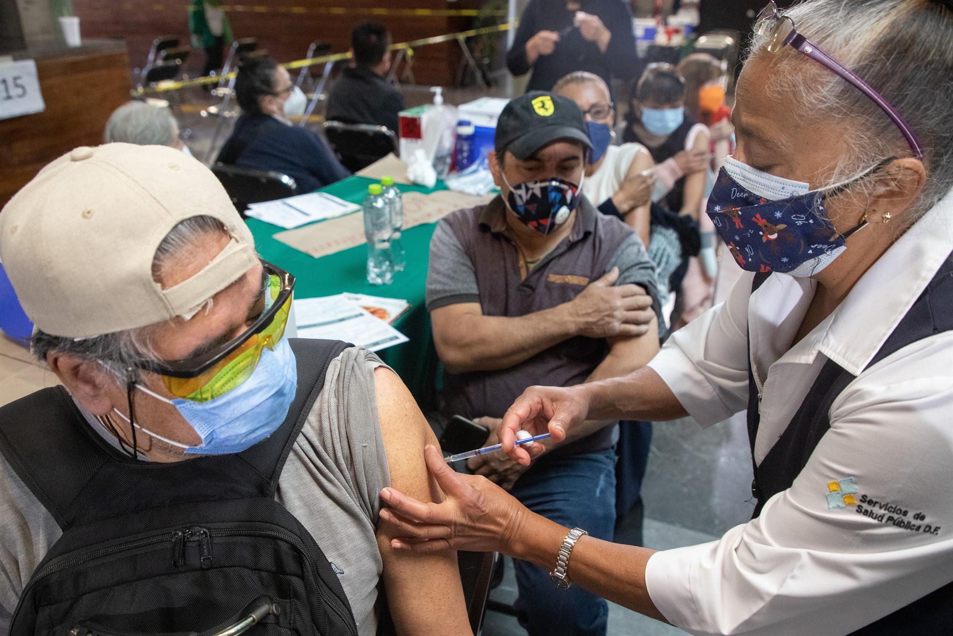 Vacunación covid en México cumple un año