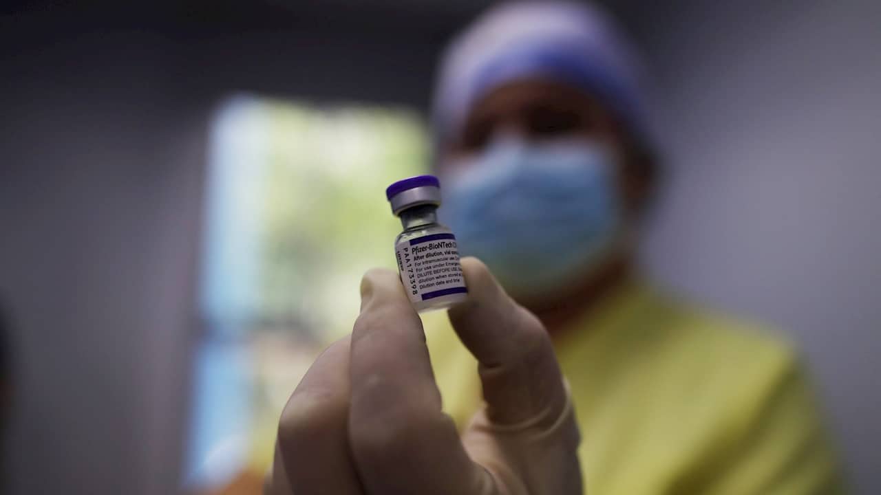 Personal médico prepara una dosis de vacuna contra la covid de Pfizer