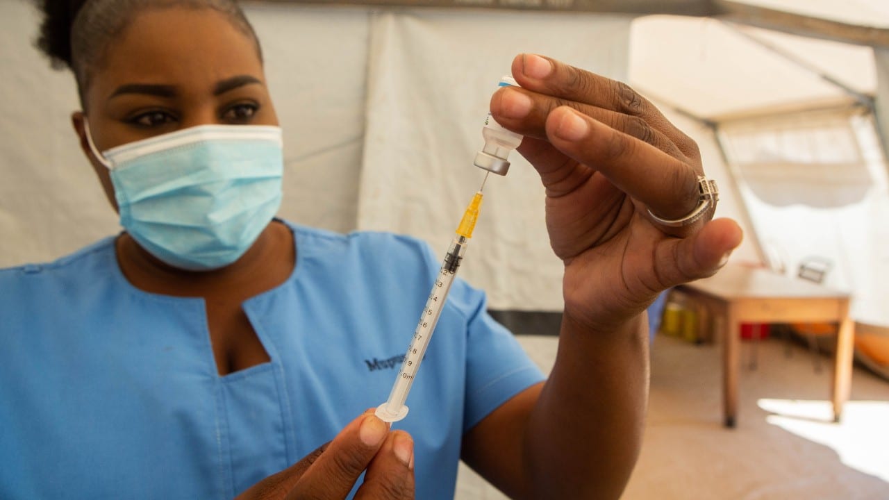 Sudáfrica aprueba tercera dosis de vacuna covid de Pfizer