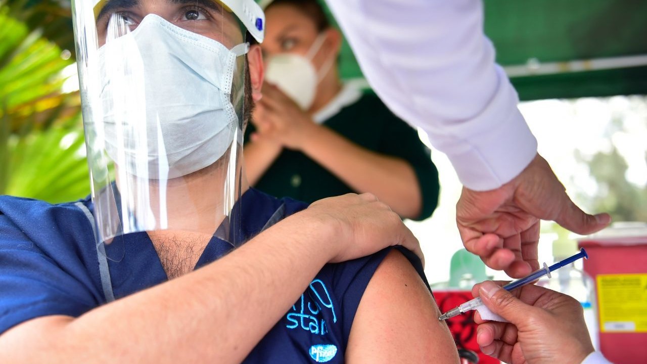 Inicia vacunación de refuerzo contra covid en trabajadores de hospitales de CDMX