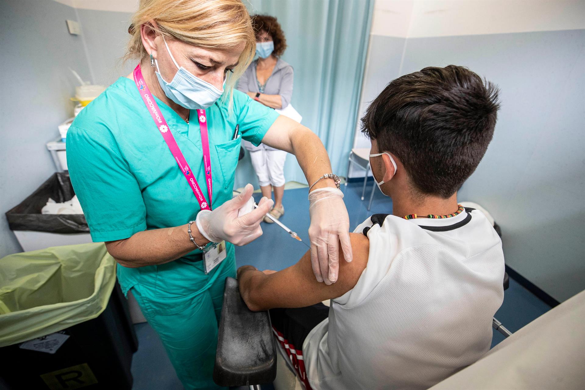 Vacunan contra covid a niños en Portugal
