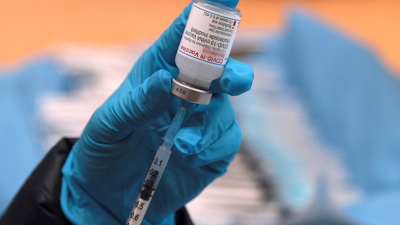 Fotografía que muestra a personal de salud preparando una dosis de la vacuna contra la covid.