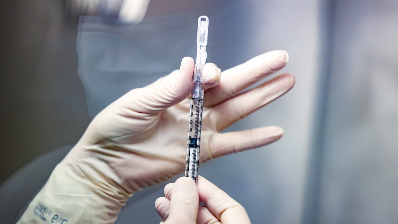 Vacunas covid de refuerzo pierden eficacia ante ómicron, según estudio