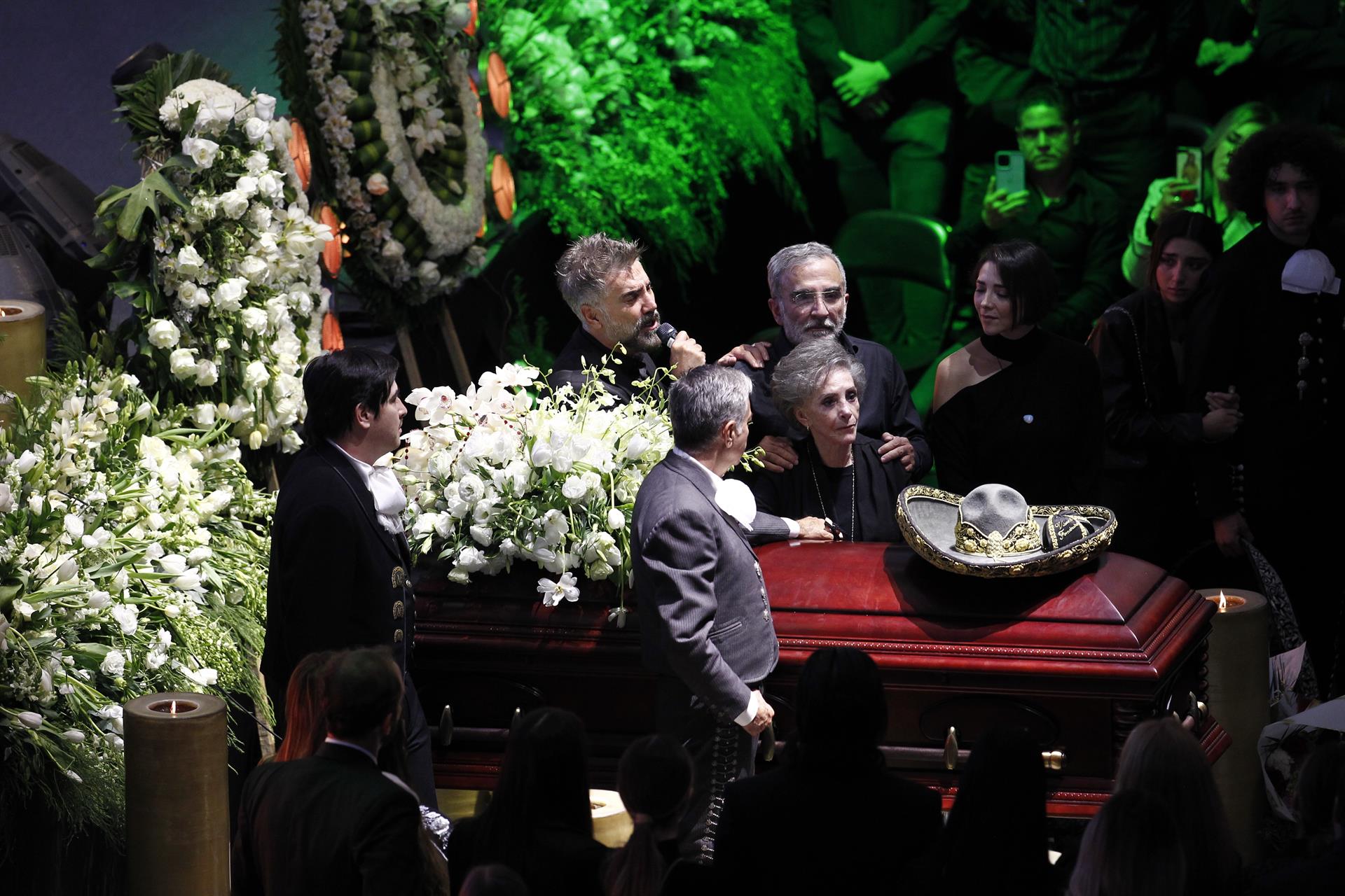 Familiares de Vicente Fernández dieron el último adiós (EFE)