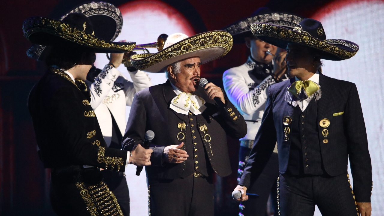 Vicente Fernández se presenta en el escenario durante la 20a entrega anual de los premios Grammy Latinos en Las Vegas, Nevada