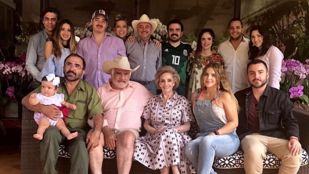 Alejandra es única mujer de los hijos de Vicente Fernández – Noticieros  Televisa