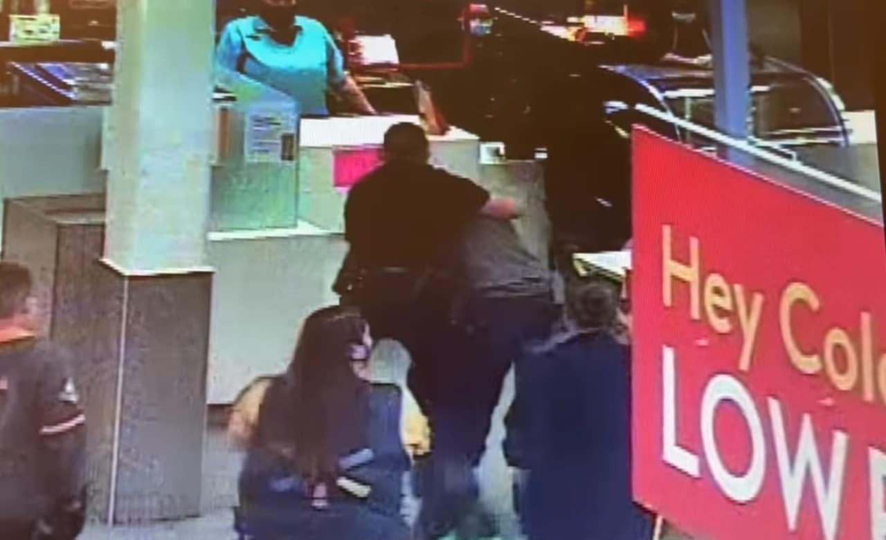 Policías usan taser contra un adulto mayor en restaurante