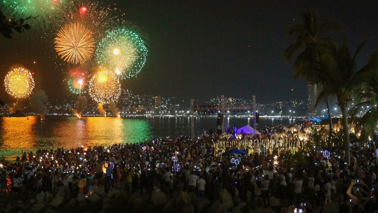 Acapulco celebra la llegada del Año Nuevo 2022 con espectacular pirotécnica