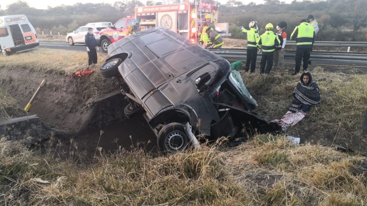Una camioneta tipo van que transportaba personal turístico volcó en la autopista León–Aguascalientes