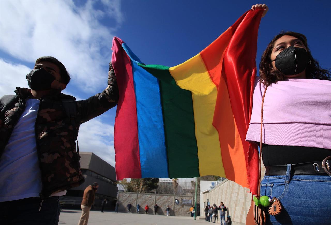 Activistas e integrantes de la comunidad de LGBT participan en una protesta en Ciudad Juárez, Chihuahua (EFE)