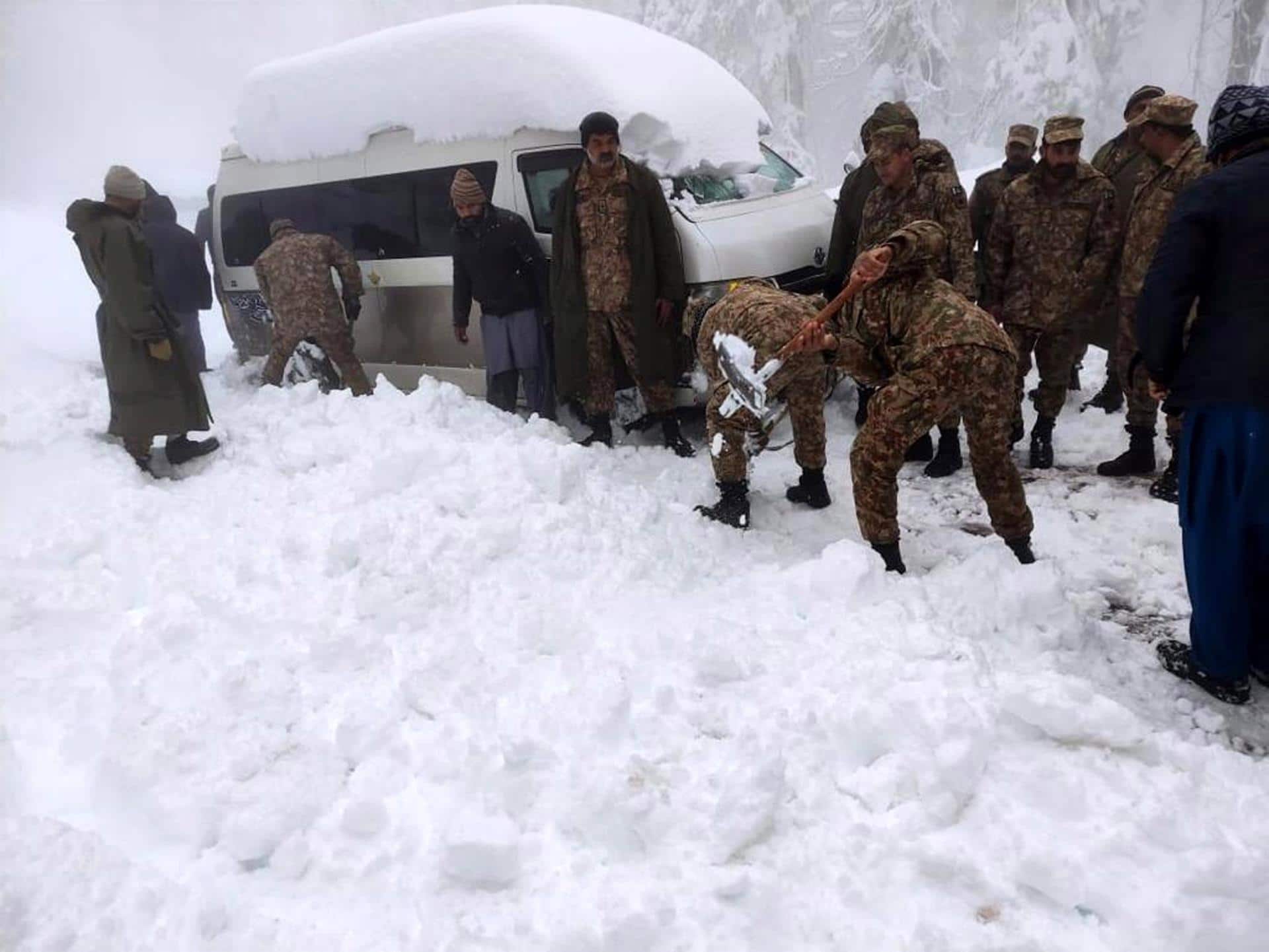 Al menos 16 personas mueren atrapadas en coches por tormenta de nieve en Pakistán