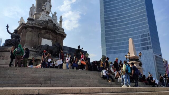Manifestación de la comunidad del ENAH en Paseo de la Reforma, CDMX (Twitter: @m_chavoya)