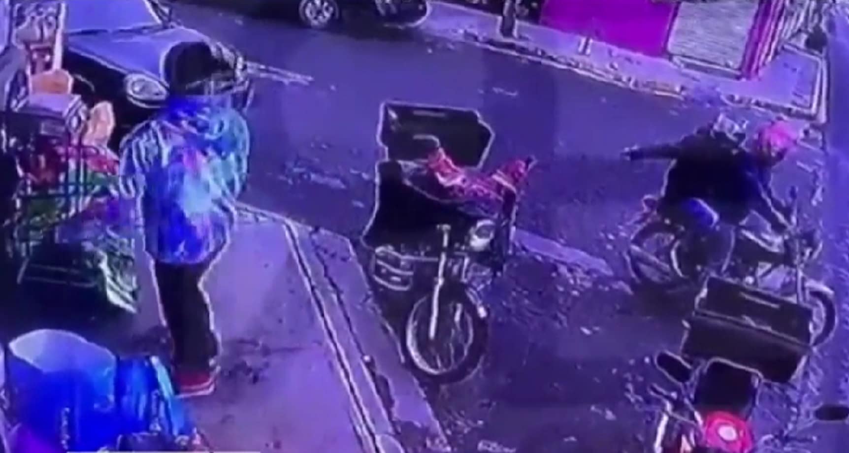 Motociclistas atacan a balazos a repartidor de cerveza