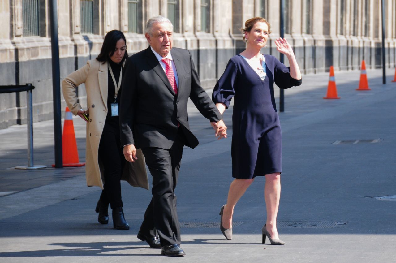 Andrés Manuel López Obrador, presidente de México y Beatriz Gutiérrez Muller, salen de Palacio Nacional rumbo a la SCJN.