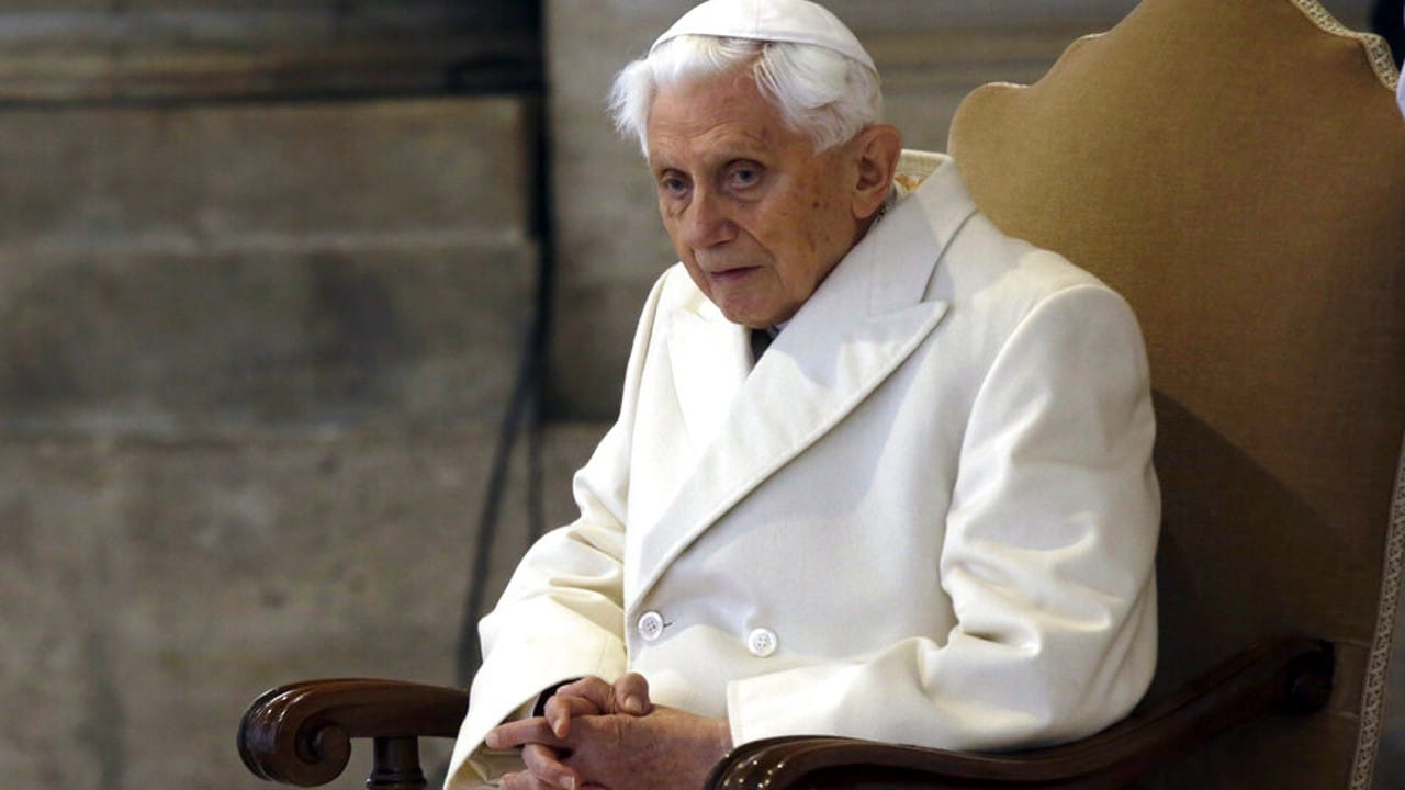 Benedicto XVI condenó los abusos y se reunió con víctimas, afirma el Vaticano