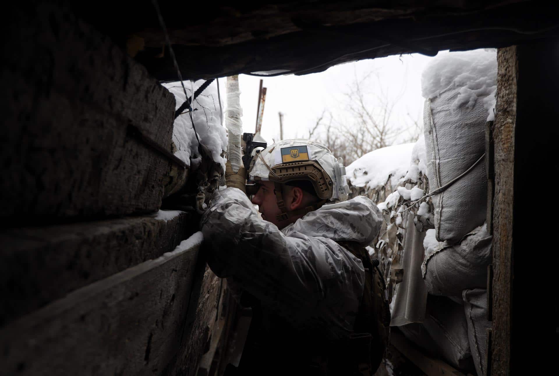 Un militar ucraniano verifica la situación en las posiciones en la línea del frente cerca de la aldea de Avdiivka (EFE)