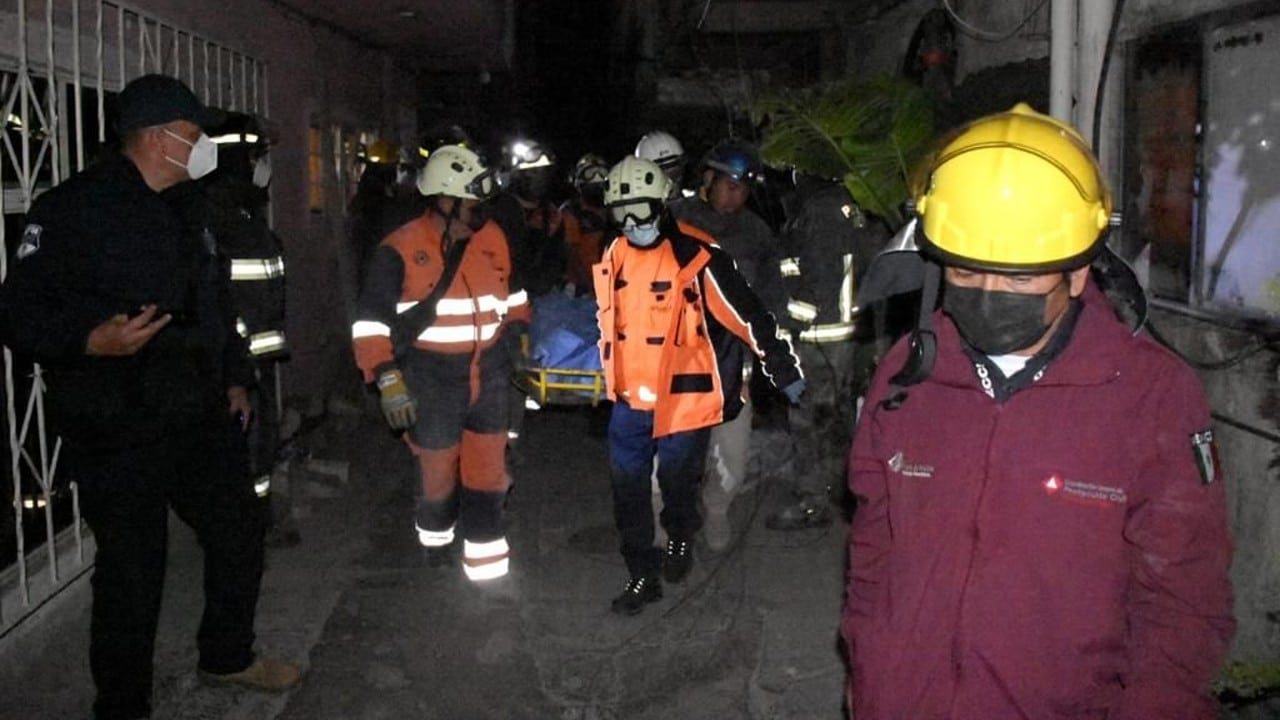 Bomberos rescatan los dos cuerpos que permanecían atrapados en escombros tras explosión en Puebla