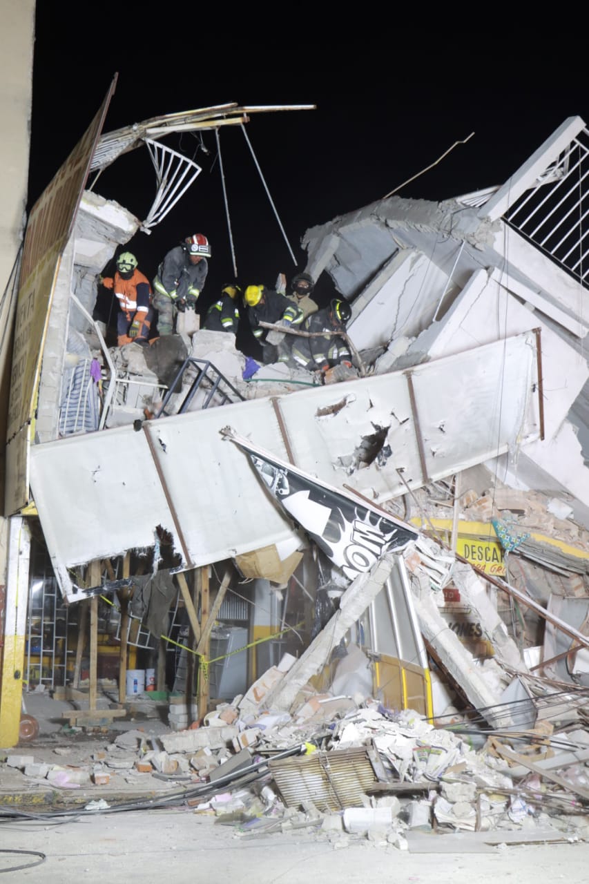 Bomberos rescatan los dos cuerpos que permanecían atrapados en escombros tras explosión en Puebla
