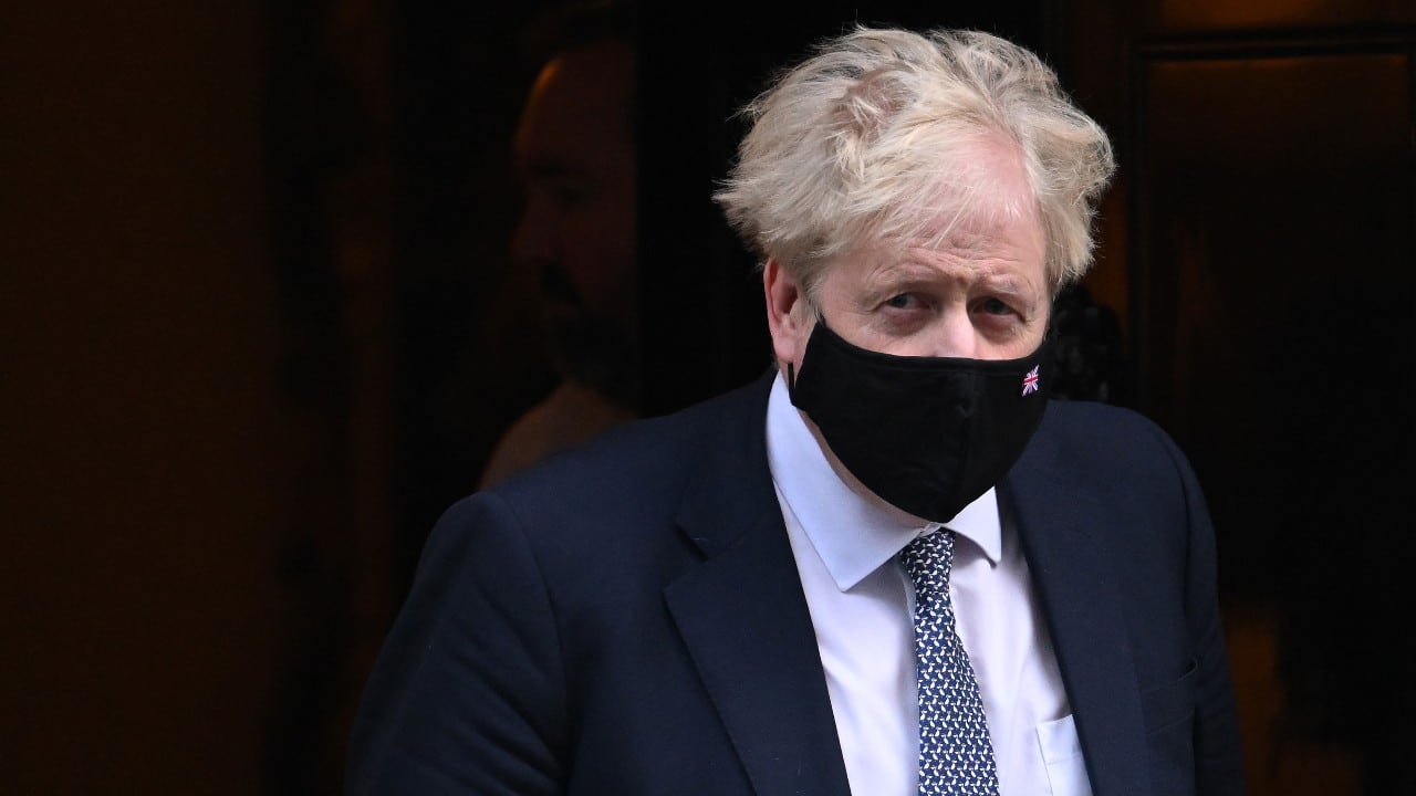 Boris Johnson se disculpa por asistir a ‘evento’ en pleno confinamiento covid; oposición pide su renuncia