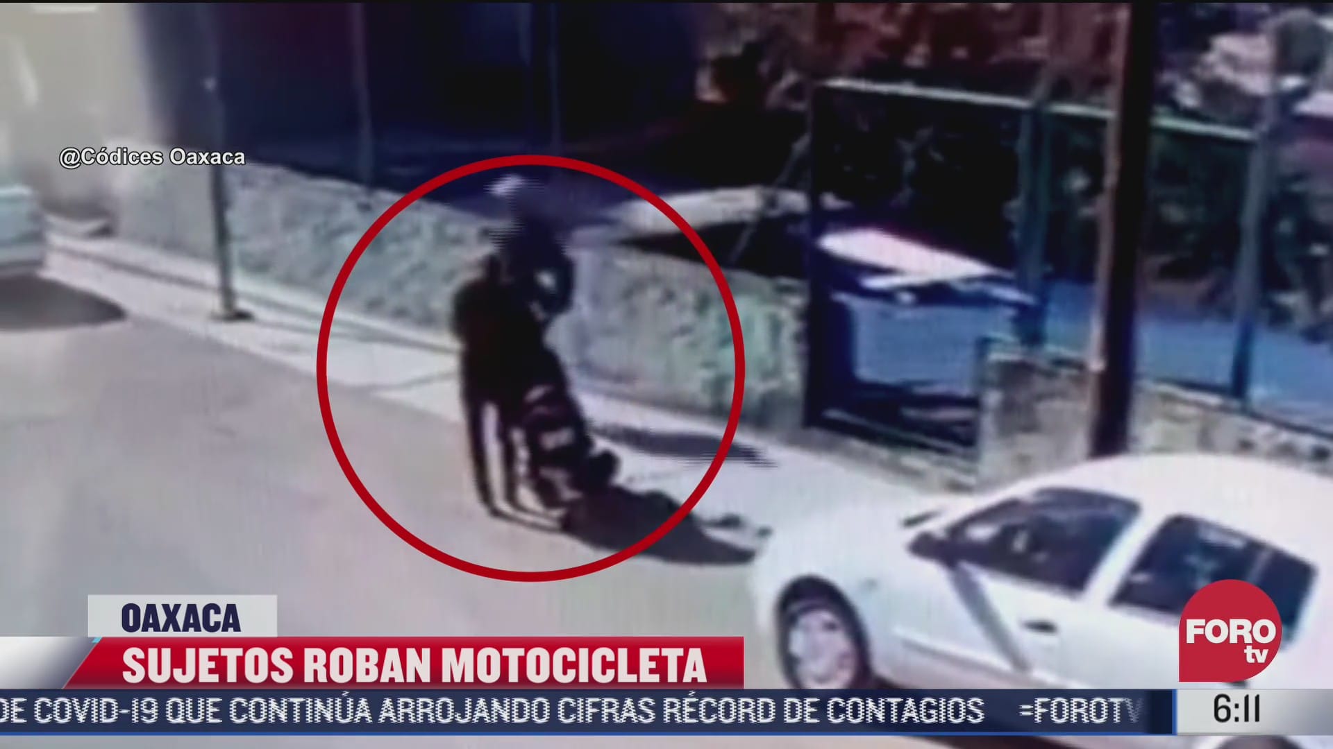 camaras de seguridad graban a dos sujetos robando una motocicleta en oaxaca