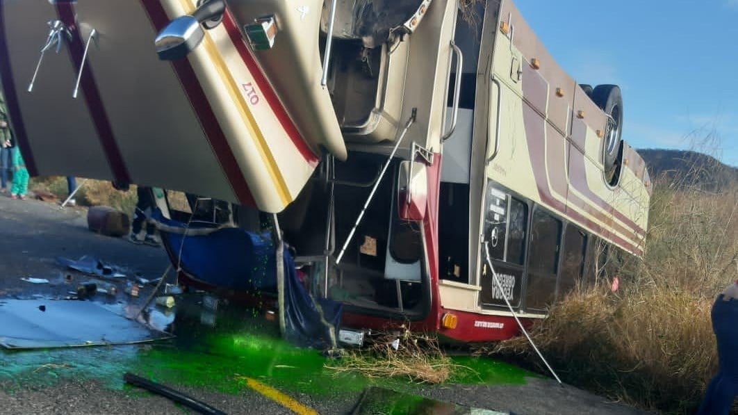 Volcadura de camión en Sonora deja al menos 30 personas lesionadas