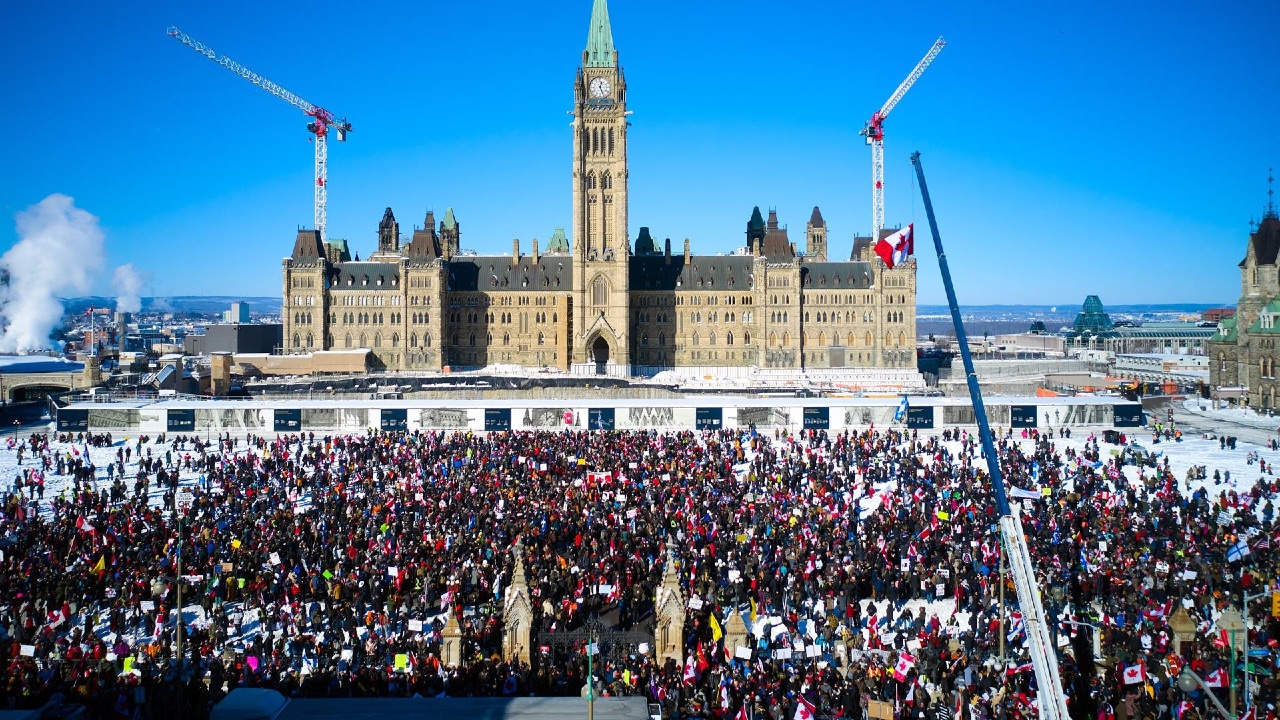 Miles de personas antivacunas covid-19 protestan en Ottawa, Canadá