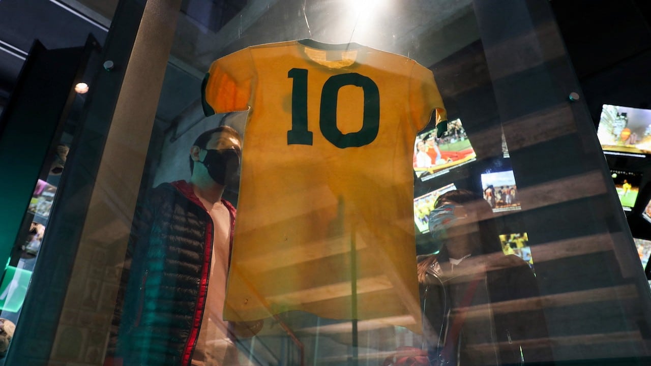 Una camiseta que usó Pelé en el Mundial de 1970 en el Museo del Futbol en Sao Paulo (Reuters)