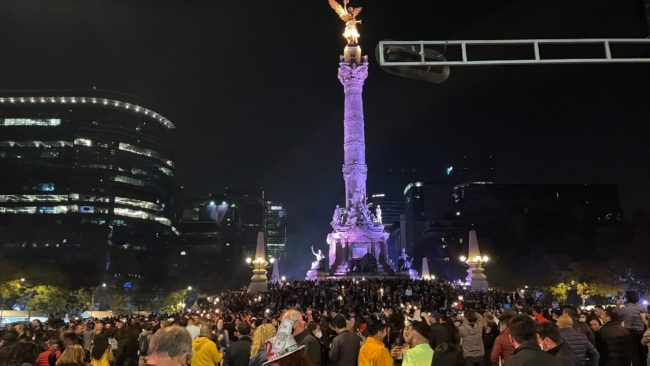 Capitalinos reciben 2022 en el Ángel de la Independencia