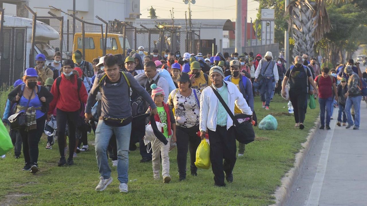 Un grupo de migrantes hondureños, acompañados de nicaragüenses, caminan durante una caravana rumbo a Estados Unidos