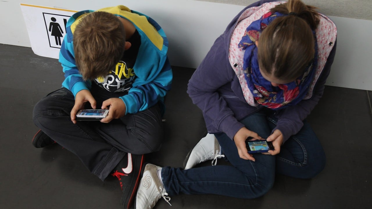 Uso de celulares no aumenta riesgo de tumor cerebral en jóvenes, según estudio