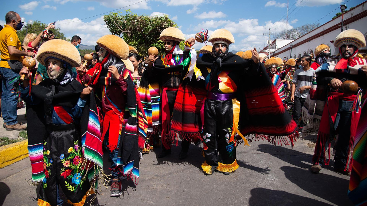 Decenas de parachicos danzan en Chiapas pese a la pandemia de covid-19