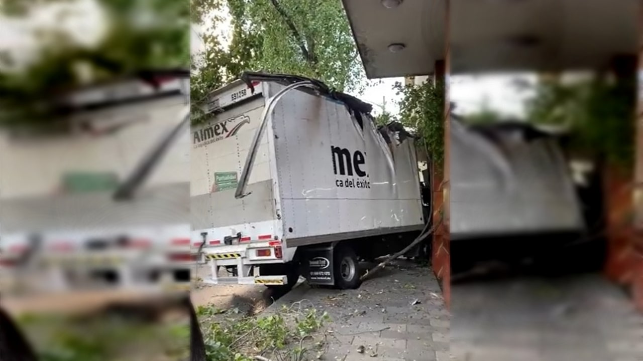 camión de paquetería se impactó contra la fachada de un edificio habitacional ubicado sobre la avenida Insurgentes