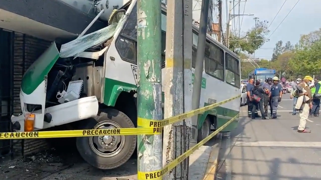 Choque de un microbús de la Ruta 18 en la CDMX (Twitter: @ChilangoReport)