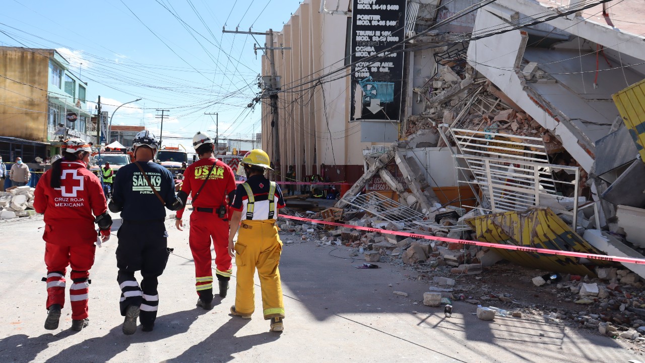 Concluye rescate de 3 cuerpos tras explosión de gas en Puebla