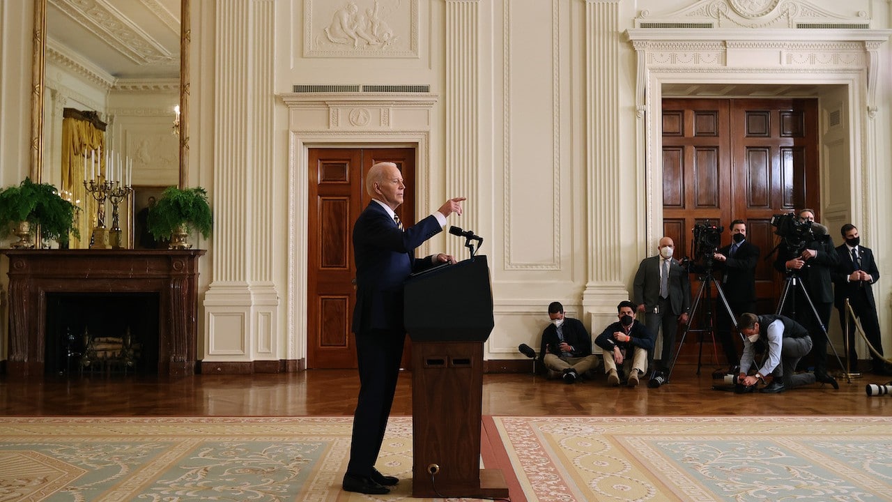 El presidente Joe Biden responde preguntas de los reporteros durante una conferencia de prensa en el Salón Este de la Casa Blanca el 19 de enero de 2022 en Washington (Getty Images)