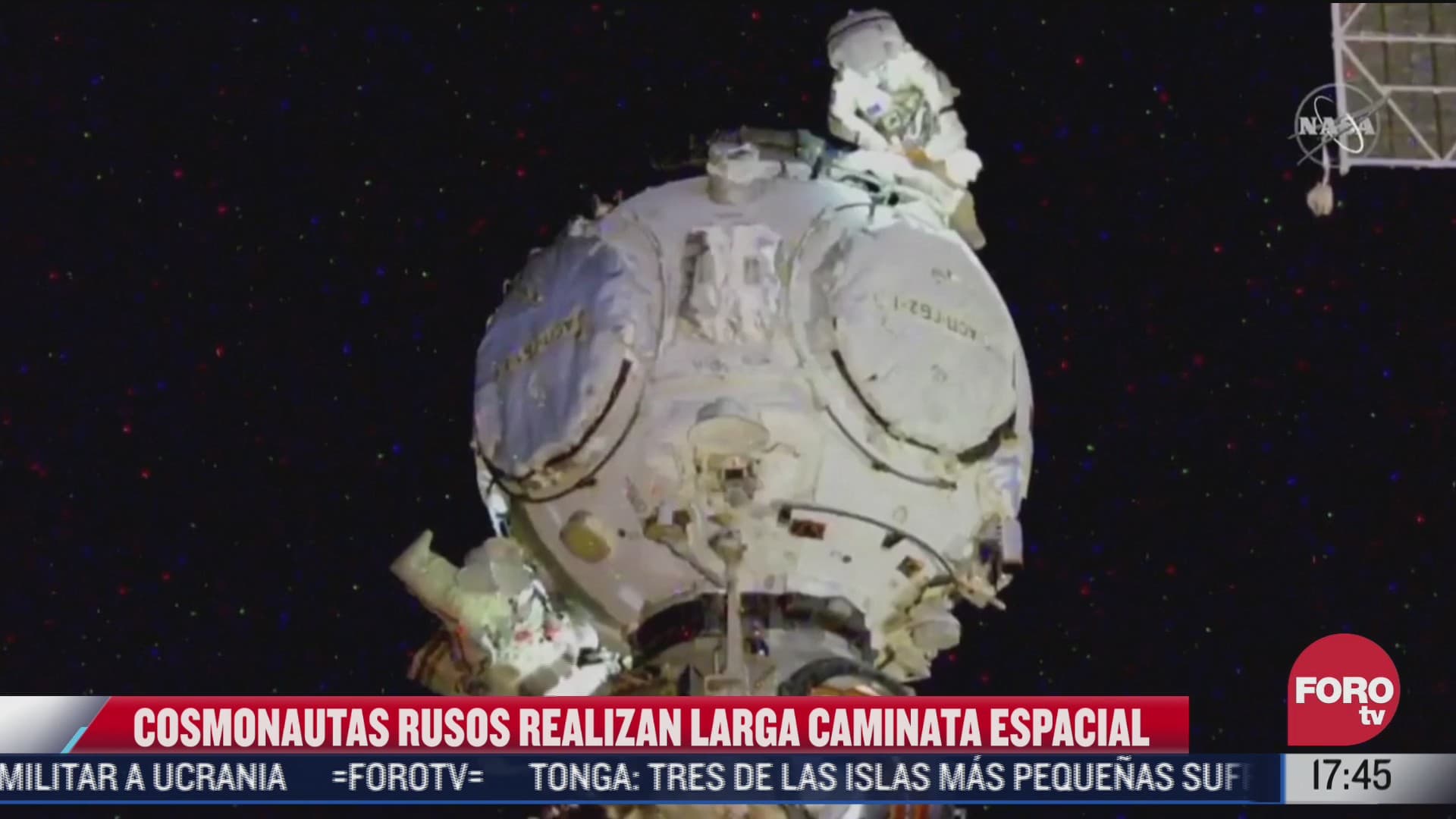 cosmonautas rusos realizan larga caminata espacial