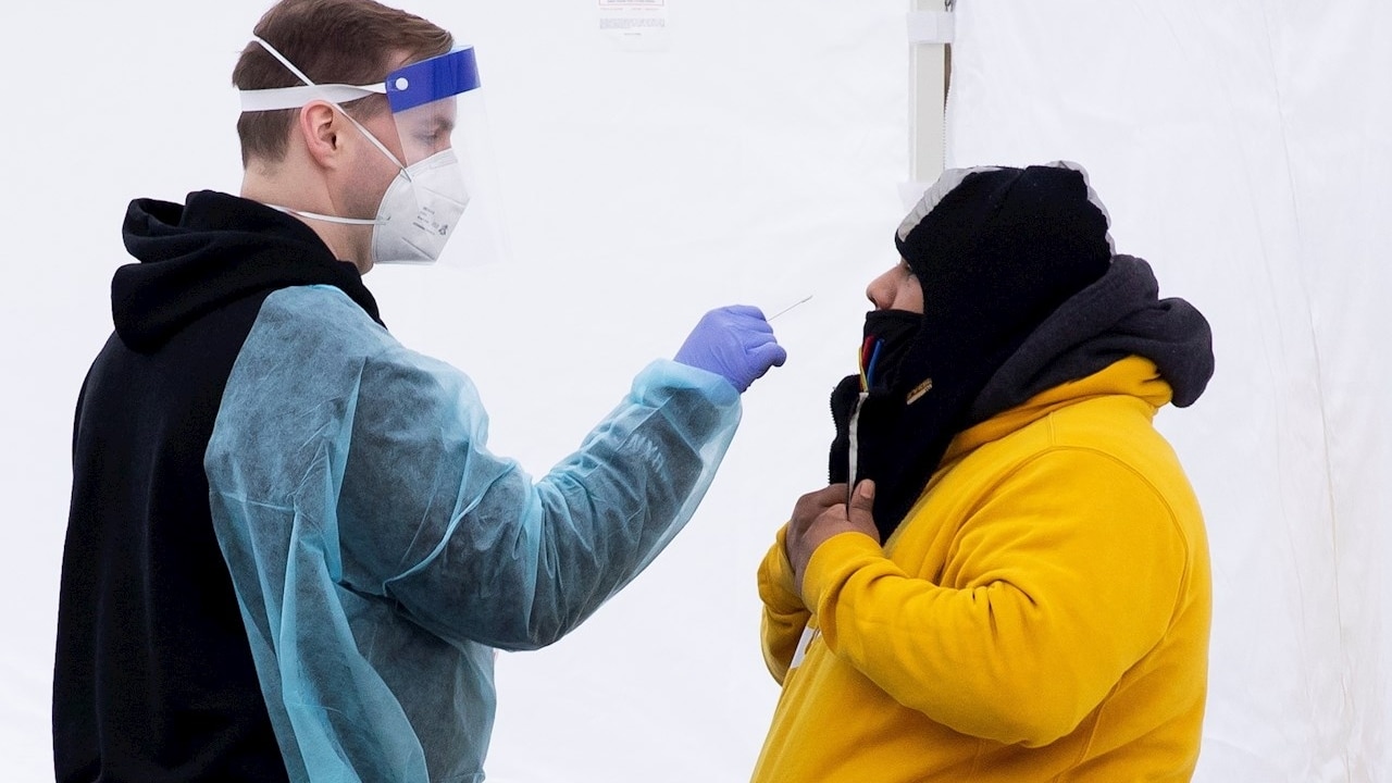 Un enfermero realiza un test para detectar la covid-19 en Washington D.C, Estados Unidos