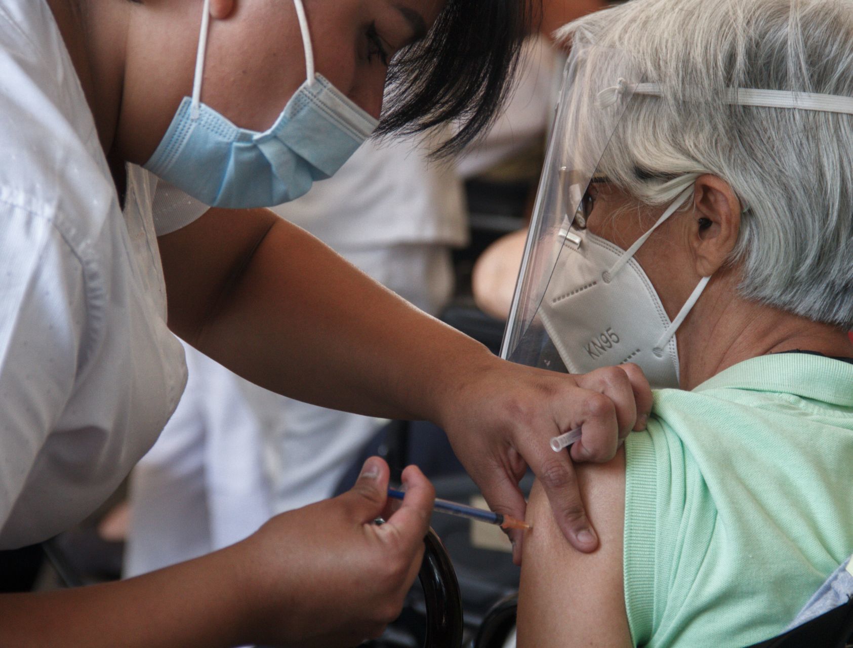 Una mujer adulto mayor acude a aplicarse la vacuna contra la covid. Fuente: Cuartoscuro, archivo
